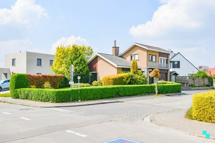 Te renoveren woning op aantrekkelijk hoekperceel te Hooglede