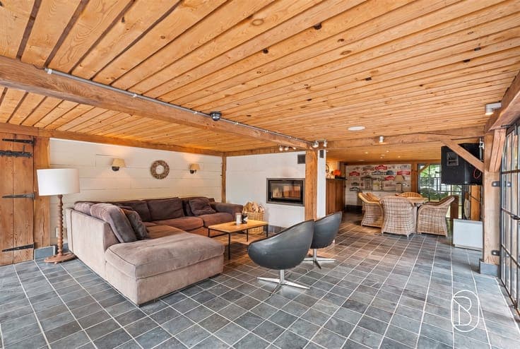 Spacious villa with 4 bedrooms, a double garage, and a styli