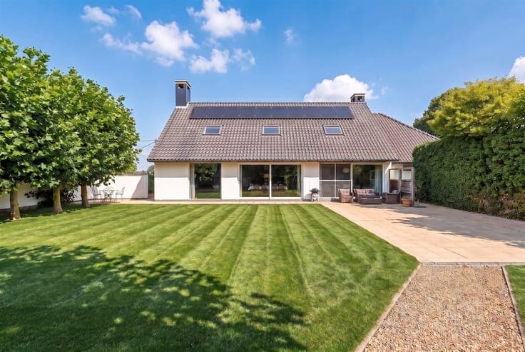 Spacious villa with 4 bedrooms, a double garage, and a styli
