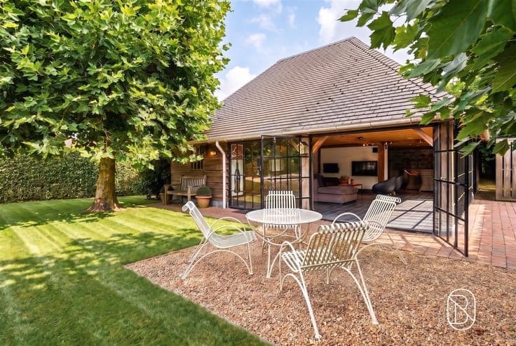 Spacious villa with 4 bedrooms, a double garage, and a styli