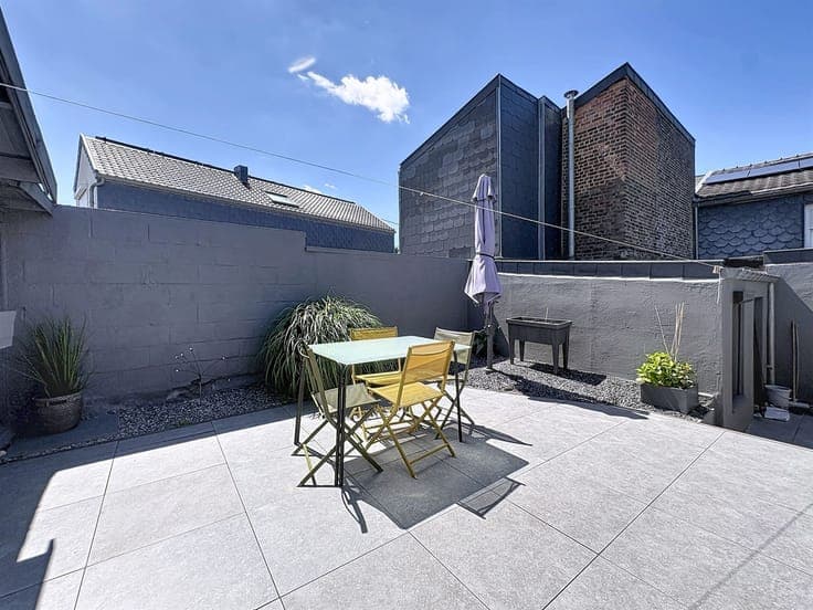 Maison 3 façades rénovée avec terrasse ensoleillée à Romsée