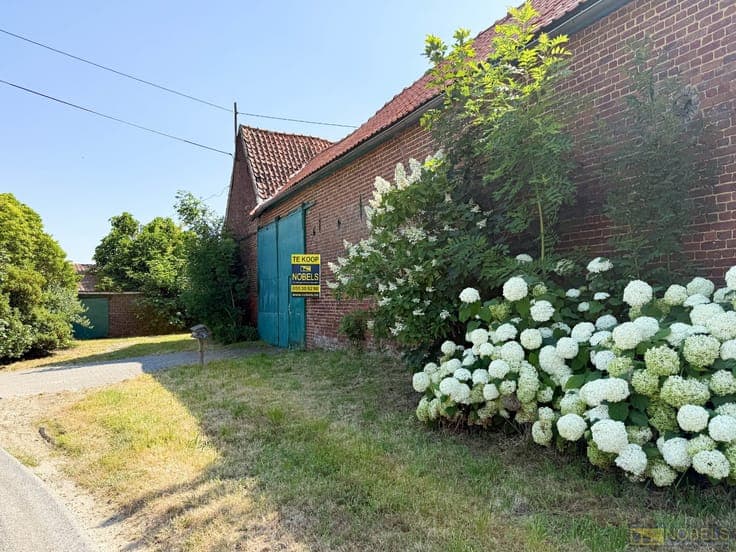 Te koop, authentieke vierkantshoeve met knechtenhuisje op...