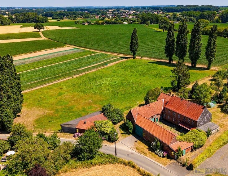 Te koop, authentieke vierkantshoeve met knechtenhuisje op...
