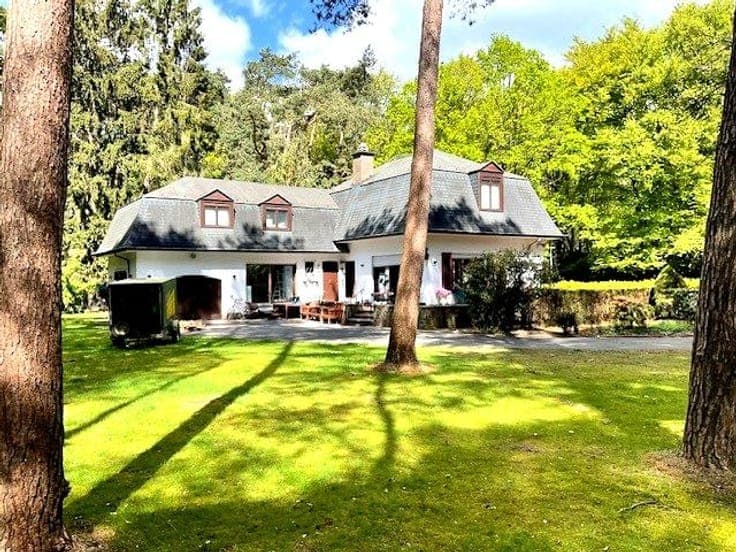 Exclusieve villa op een strategische hoek, ideaal als exc...