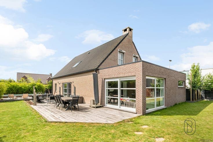 Contemporary villa with swimming pool