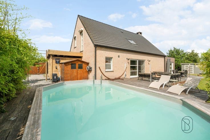 Contemporary villa with swimming pool