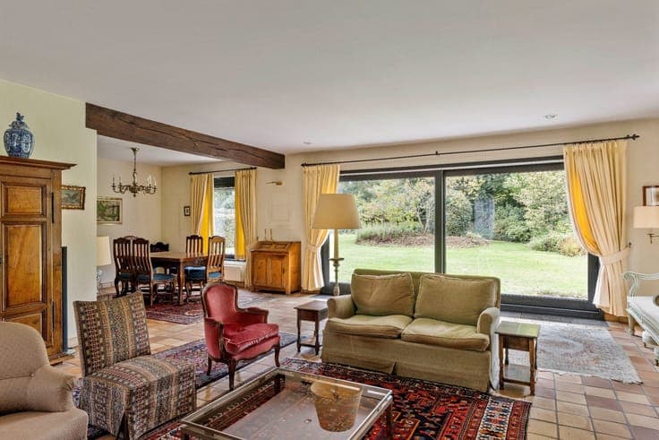 Stylish villa with 6 bedrooms and large garden.