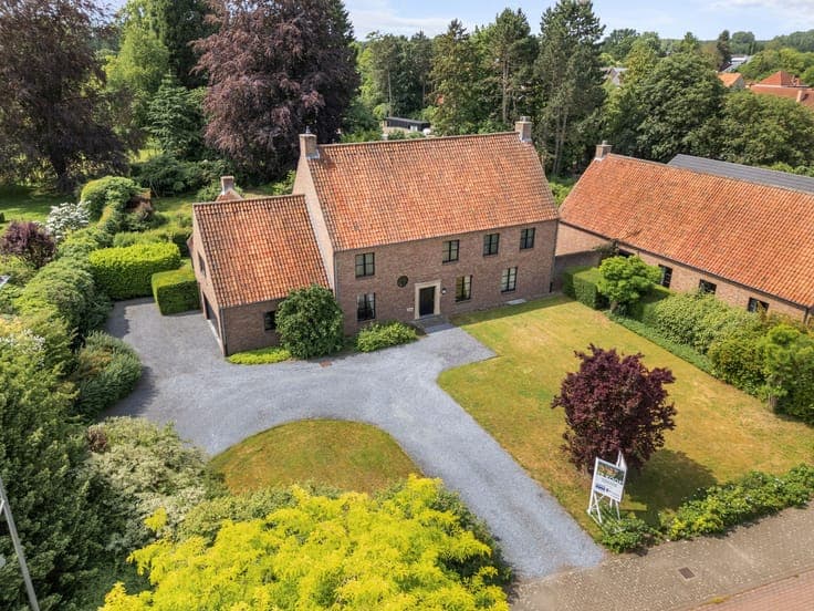 Stylish villa with 6 bedrooms and large garden.