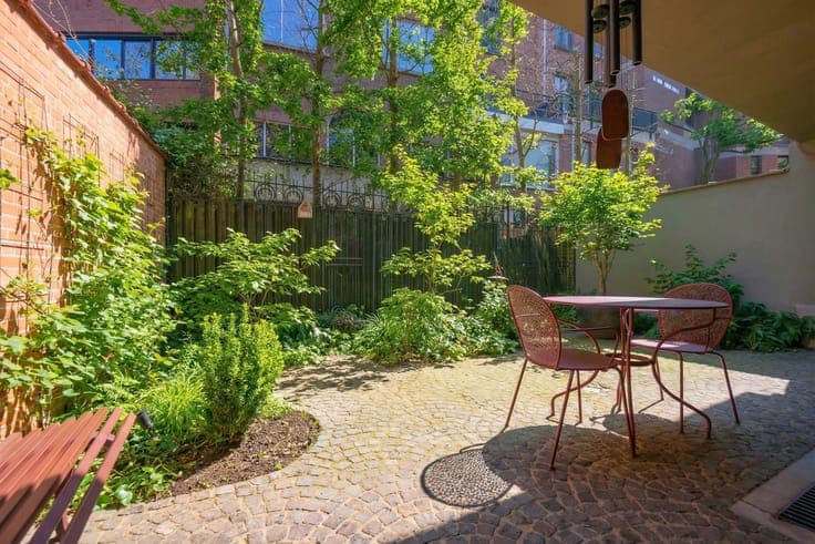 Elegant townhouse with authentic grandeur!