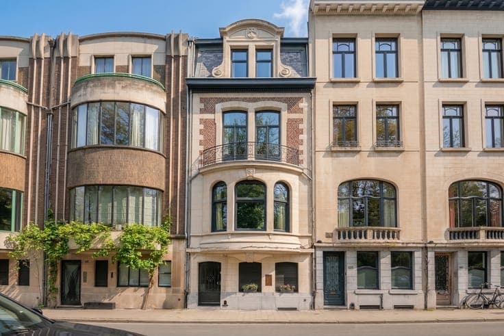 Elegant townhouse with authentic grandeur!
