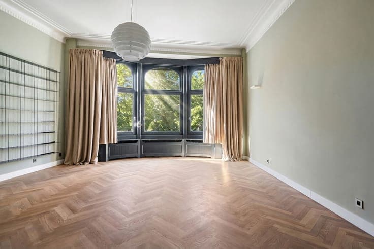 Elegant townhouse with authentic grandeur!