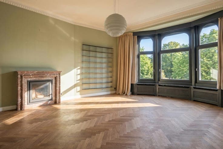 Elegant townhouse with authentic grandeur!