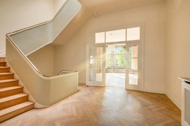 Elegant townhouse with authentic grandeur!