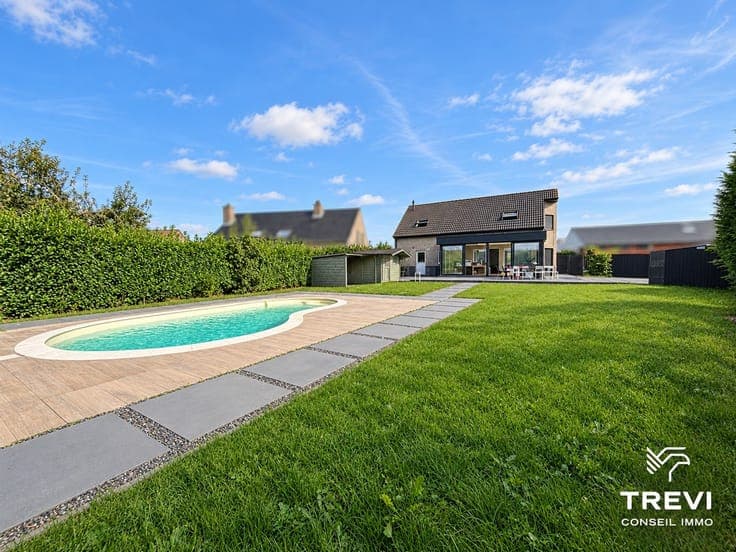 Grande villa contemporaine avec pisicne