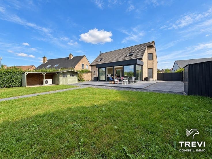 Grande villa contemporaine avec pisicne