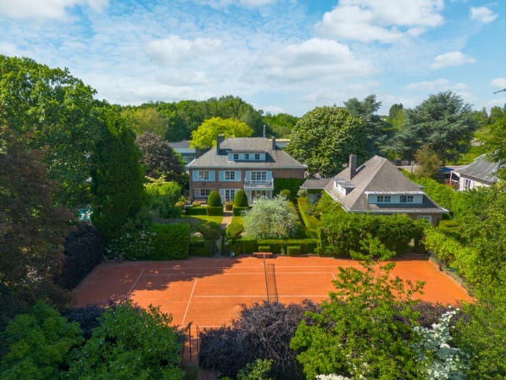 Magnificent property with pool and tennis court