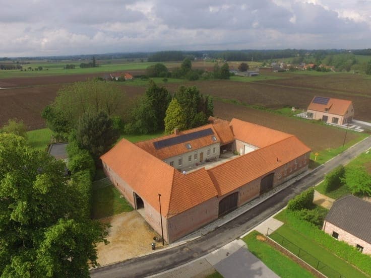 Gerenoveerde hoeve in woongebied te Horebeke