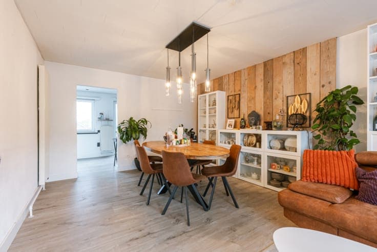 Spacious 4-bedroom house with beautiful canal views
