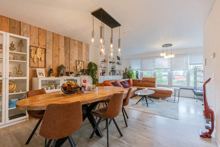 Spacious 4-bedroom house with beautiful canal views