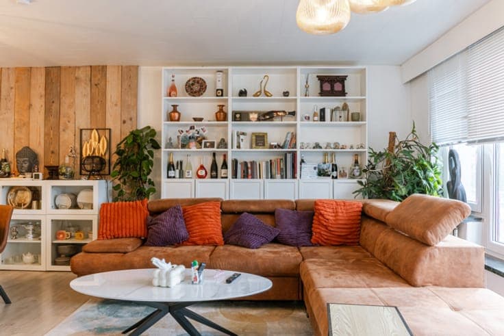 Spacious 4-bedroom house with beautiful canal views