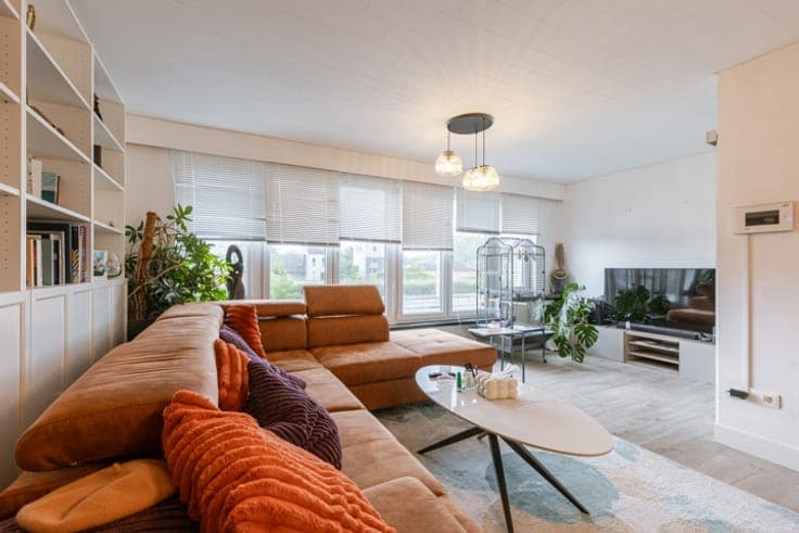 Spacious 4-bedroom house with beautiful canal views