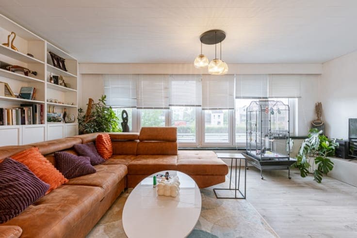 Spacious 4-bedroom house with beautiful canal views