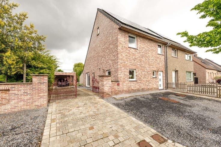 Halfopen woning te Aalter.