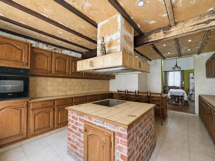 HOUSE 4 BEDROOMS - CLOSE TO UE
