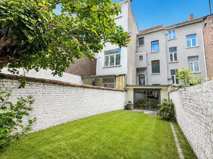 HOUSE 4 BEDROOMS - CLOSE TO UE