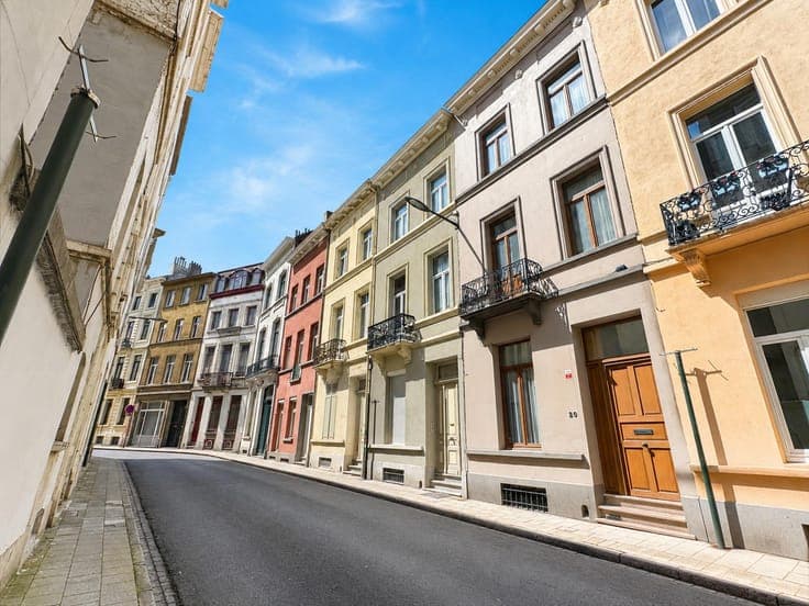 HOUSE 4 BEDROOMS - CLOSE TO UE