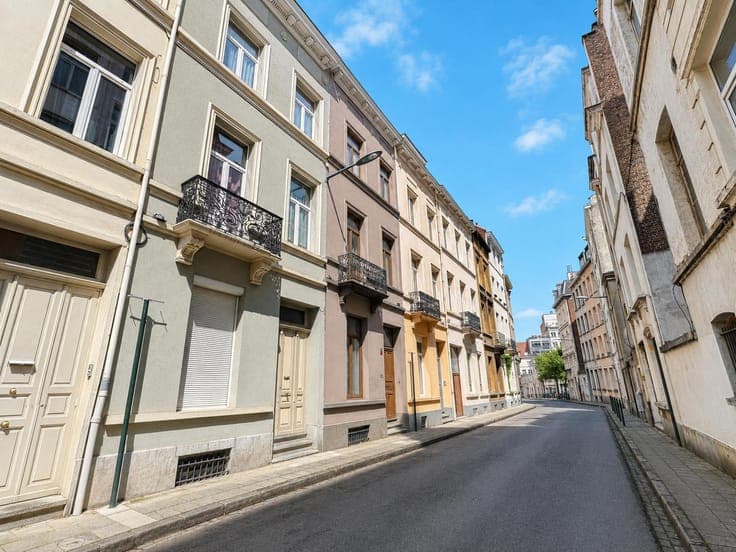HOUSE 4 BEDROOMS - CLOSE TO UE