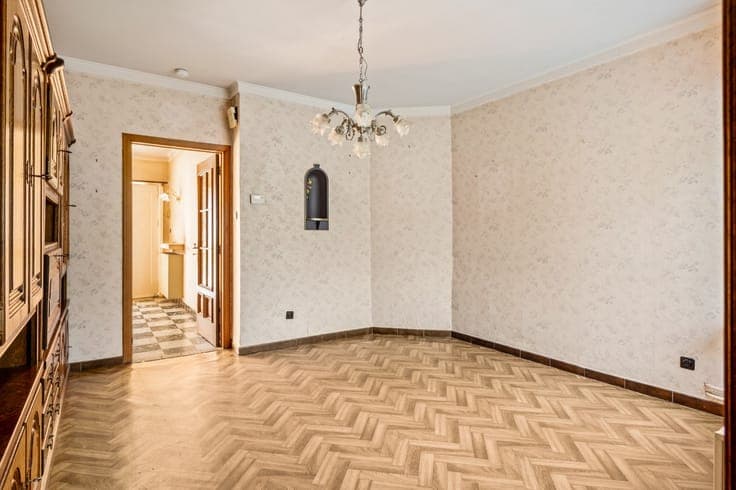 Te renoveren woning met 3 à 4 slpk. en inpandige garage