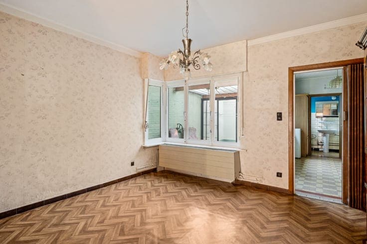 Te renoveren woning met 3 à 4 slpk. en inpandige garage