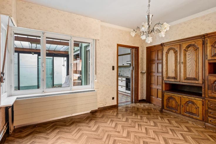 Te renoveren woning met 3 à 4 slpk. en inpandige garage