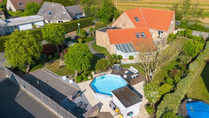 Villa-Holiday House on a 1,200 m² plot in Leffrinckoucke