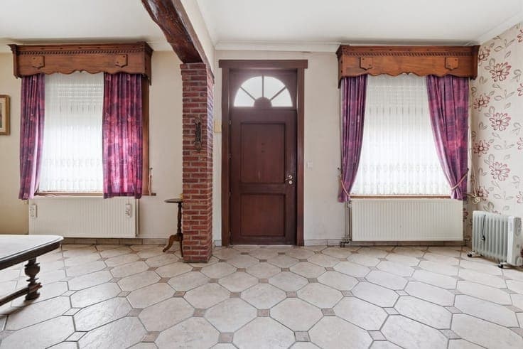 VERRASSEND RUIME GEZINSWONING MET INPANDIGE GARAGE EN ZON...