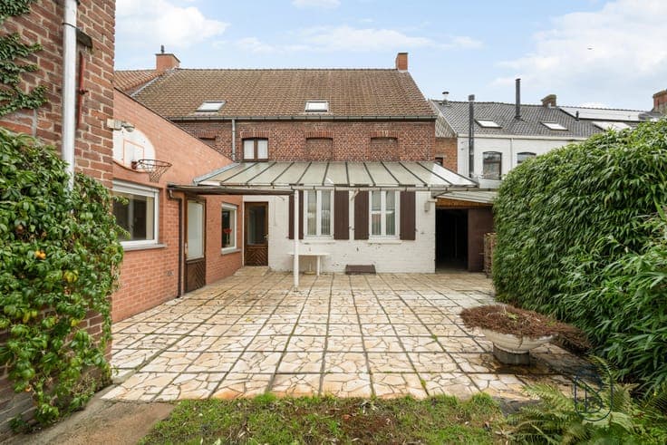 Versatile commercial property with spacious residence