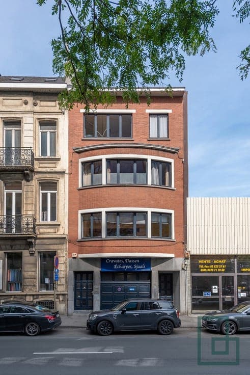 MIXED USE BUILDING WITH PERMIT (3 UNITS+ OFFICES)