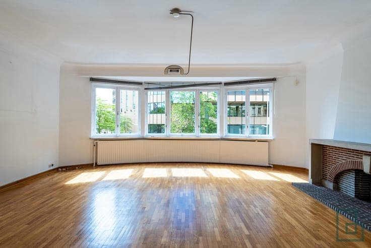 MIXED USE BUILDING WITH PERMIT (3 UNITS+ OFFICES)
