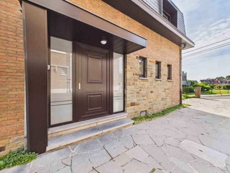 THREE-SIDED HOUSE WITH 4 BEDROOMS, GARAGE & CELLARS – EPC D
