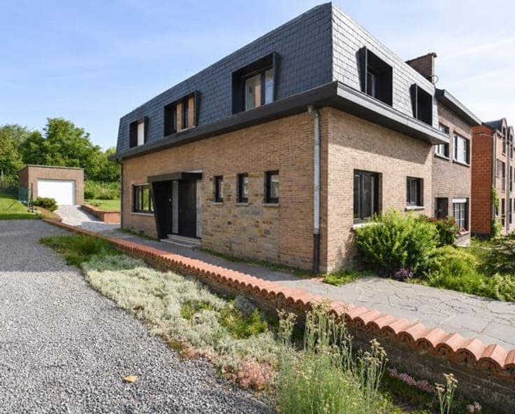 THREE-SIDED HOUSE WITH 4 BEDROOMS, GARAGE & CELLARS – EPC D