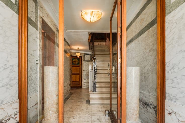 Eclectic bourgeois home with practice