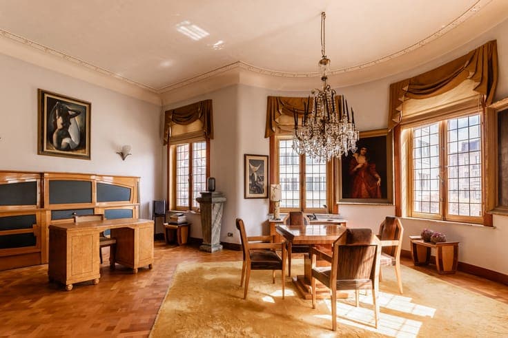 Eclectic bourgeois home with practice
