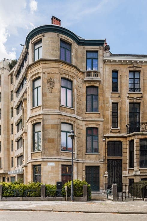 Eclectic bourgeois home with practice