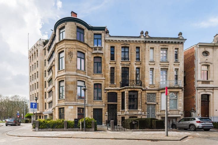 Eclectic bourgeois home with practice