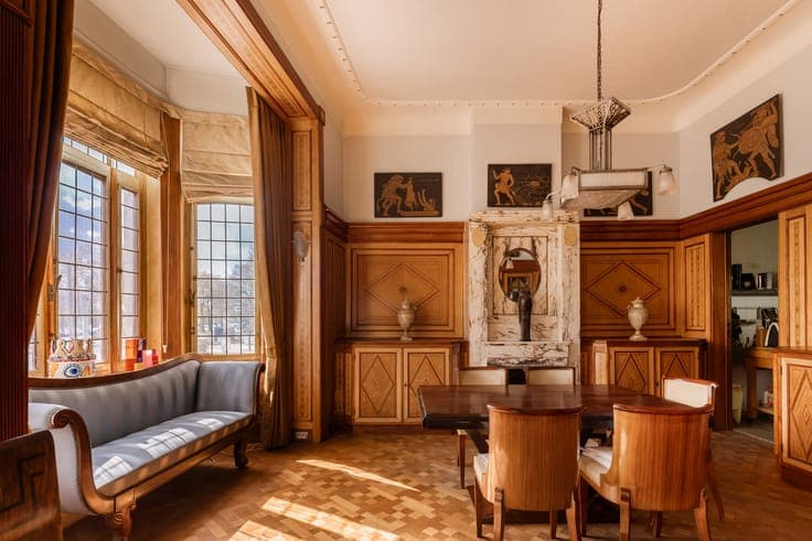 Eclectic bourgeois home with practice