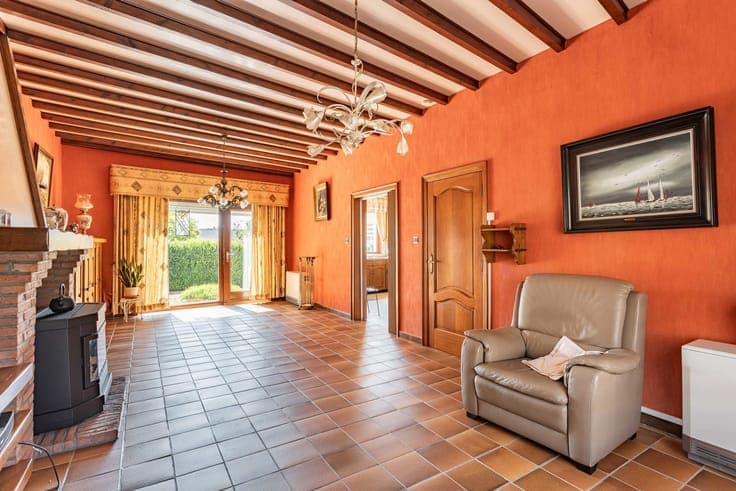 Spacious home with 3 bedrooms, garage & south-facing garden