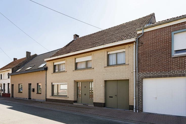 Spacious home with 3 bedrooms, garage & south-facing garden