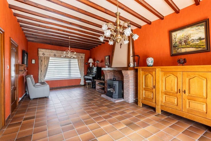 Spacious home with 3 bedrooms, garage & south-facing garden