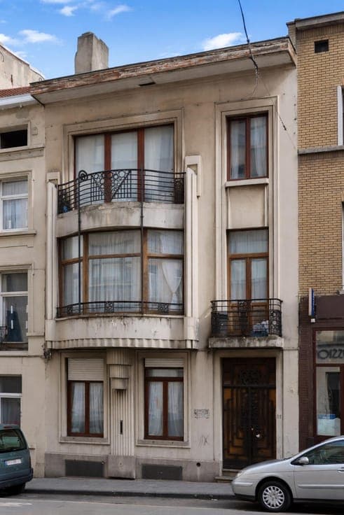 INCOME-PRODUCING BUILDING 3 UNITS + GARAGE + TERRACE